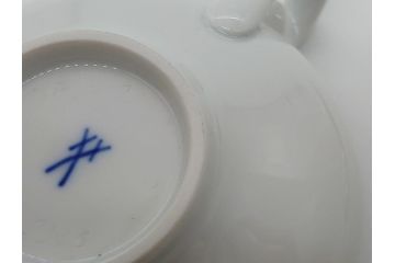ドイツ　マイセン　Meissen　双剣　シンプルで趣のあるティーカップ&ソーサー(西洋陶磁器、C&S)(R-061796)