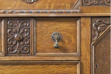 イギリスアンティーク　オーク材　脚部まで凝ったデザインとヨーロピアンな佇まいが魅力のサイドボード(収納棚、戸棚、サイドキャビネット、引き出し)(R-061801)