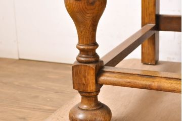 イギリスアンティーク　オーク材　脚部まで凝ったデザインとヨーロピアンな佇まいが魅力のサイドボード(収納棚、戸棚、サイドキャビネット、引き出し)(R-061801)