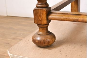 イギリスアンティーク　オーク材　脚部まで凝ったデザインとヨーロピアンな佇まいが魅力のサイドボード(収納棚、戸棚、サイドキャビネット、引き出し)(R-061801)