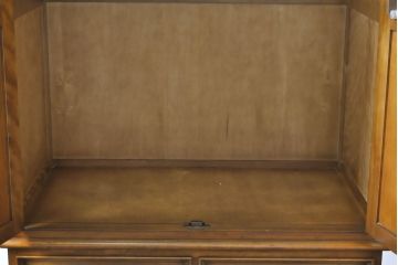 中古　超美品　横浜クラシック家具　ダニエル(daniel)　スパニッシュシリーズ　クラシカルな佇まいが優美なワードローブ(洋服タンス、衣装箪笥、引き出し)(R-061804)