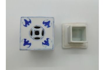 江戸期　古伊万里　染付　四面絵変わり　洗練された佇まいの角形香炉(仏具)(R-061807)