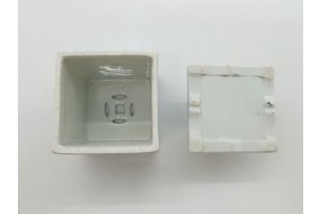 江戸期　古伊万里　染付　四面絵変わり　洗練された佇まいの角形香炉(仏具)(R-061807)