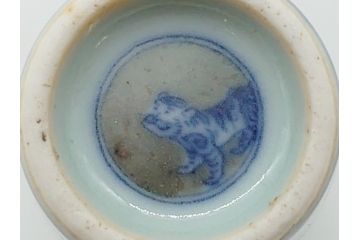 江戸〜明治　染付　極小　興味深い情景の絵付けが目を引く飾り壺(一輪挿し、鼻煙壺、壷、花器、人物、虎)(R-061808)