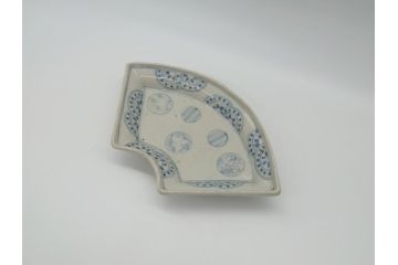 江戸期　古伊万里　染付　松竹梅文　7.6寸皿　約23cm　鞠の中に絵付けされた松竹梅が上品な扇皿(七寸六分、和皿、扇型、変形皿、和食器)(R-061810)