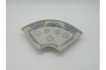 江戸期　古伊万里　染付　松竹梅文　7.6寸皿　約23cm　鞠の中に絵付けされた松竹梅が上品な扇皿(七寸六分、和皿、扇型、変形皿、和食器)(R-061810)