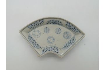 江戸期　古伊万里　染付　松竹梅文　7.6寸皿　約23cm　鞠の中に絵付けされた松竹梅が上品な扇皿(七寸六分、和皿、扇型、変形皿、和食器)(R-061810)