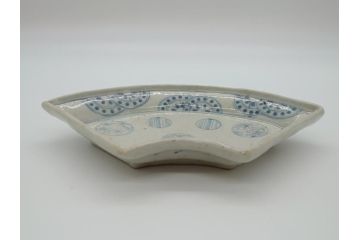 江戸期　古伊万里　染付　松竹梅文　7.6寸皿　約23cm　鞠の中に絵付けされた松竹梅が上品な扇皿(七寸六分、和皿、扇型、変形皿、和食器)(R-061810)