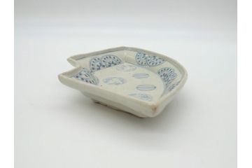 江戸期　古伊万里　染付　松竹梅文　7.6寸皿　約23cm　鞠の中に絵付けされた松竹梅が上品な扇皿(七寸六分、和皿、扇型、変形皿、和食器)(R-061810)
