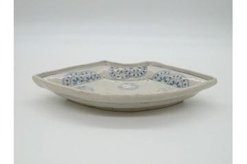 江戸期　古伊万里　染付　松竹梅文　7.6寸皿　約23cm　鞠の中に絵付けされた松竹梅が上品な扇皿(七寸六分、和皿、扇型、変形皿、和食器)(R-061810)