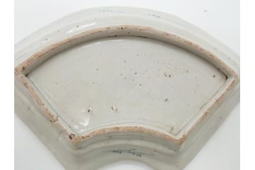 江戸期　古伊万里　染付　松竹梅文　7.6寸皿　約23cm　鞠の中に絵付けされた松竹梅が上品な扇皿(七寸六分、和皿、扇型、変形皿、和食器)(R-061810)