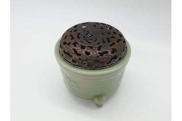 青磁　鳳凰文　威厳のある鳳凰の透かしが魅力の三つ脚香炉(中国?、銀火屋?、三つ足、仏具)(R-061811)