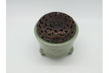 青磁　鳳凰文　威厳のある鳳凰の透かしが魅力の三つ脚香炉(中国?、銀火屋?、三つ足、仏具)(R-061811)