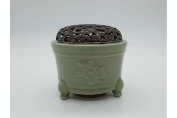 青磁　鳳凰文　威厳のある鳳凰の透かしが魅力の三つ脚香炉(中国?、銀火屋?、三つ足、仏具)(R-061811)