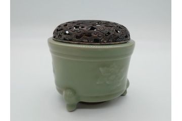青磁　鳳凰文　威厳のある鳳凰の透かしが魅力の三つ脚香炉(中国?、銀火屋?、三つ足、仏具)(R-061811)