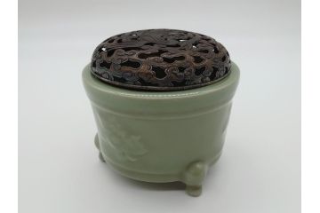 青磁　鳳凰文　威厳のある鳳凰の透かしが魅力の三つ脚香炉(中国?、銀火屋?、三つ足、仏具)(R-061811)