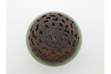 青磁　鳳凰文　威厳のある鳳凰の透かしが魅力の三つ脚香炉(中国?、銀火屋?、三つ足、仏具)(R-061811)