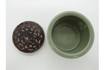 青磁　鳳凰文　威厳のある鳳凰の透かしが魅力の三つ脚香炉(中国?、銀火屋?、三つ足、仏具)(R-061811)
