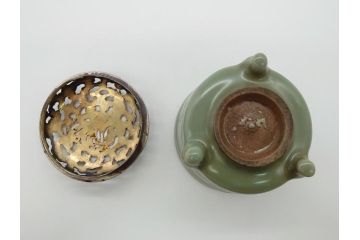 青磁　鳳凰文　威厳のある鳳凰の透かしが魅力の三つ脚香炉(中国?、銀火屋?、三つ足、仏具)(R-061811)