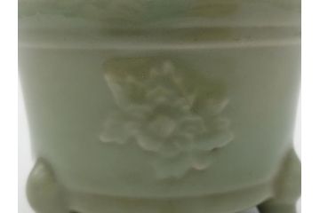青磁　鳳凰文　威厳のある鳳凰の透かしが魅力の三つ脚香炉(中国?、銀火屋?、三つ足、仏具)(R-061811)