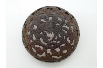 青磁　鳳凰文　威厳のある鳳凰の透かしが魅力の三つ脚香炉(中国?、銀火屋?、三つ足、仏具)(R-061811)