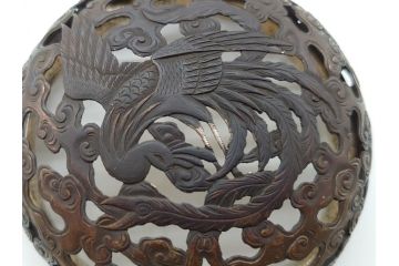 青磁　鳳凰文　威厳のある鳳凰の透かしが魅力の三つ脚香炉(中国?、銀火屋?、三つ足、仏具)(R-061811)