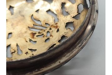 青磁　鳳凰文　威厳のある鳳凰の透かしが魅力の三つ脚香炉(中国?、銀火屋?、三つ足、仏具)(R-061811)
