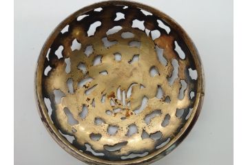 青磁　鳳凰文　威厳のある鳳凰の透かしが魅力の三つ脚香炉(中国?、銀火屋?、三つ足、仏具)(R-061811)