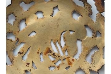 青磁　鳳凰文　威厳のある鳳凰の透かしが魅力の三つ脚香炉(中国?、銀火屋?、三つ足、仏具)(R-061811)