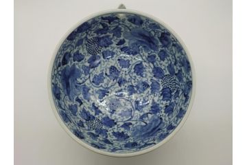 希少　江戸期　古伊万里　大明成化年製　染付　花唐草文　藍色の濃淡で描かれた模様が美しい1.2尺片口鉢(深鉢、和食器)(R-061814)