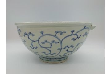 希少　江戸期　古伊万里　大明成化年製　染付　花唐草文　藍色の濃淡で描かれた模様が美しい1.2尺片口鉢(深鉢、和食器)(R-061814)