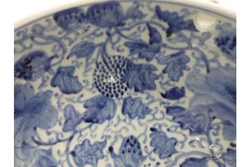 希少　江戸期　古伊万里　大明成化年製　染付　花唐草文　藍色の濃淡で描かれた模様が美しい1.2尺片口鉢(深鉢、和食器)(R-061814)