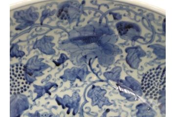 希少　江戸期　古伊万里　大明成化年製　染付　花唐草文　藍色の濃淡で描かれた模様が美しい1.2尺片口鉢(深鉢、和食器)(R-061814)