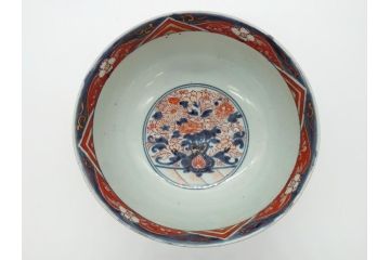 江戸期　古伊万里　色絵　染付　花盆文　朱色の多様な花絵が愛くるしい8寸深鉢(花籠文、和食器)(R-061816)