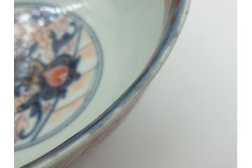 江戸期　古伊万里　色絵　染付　花盆文　朱色の多様な花絵が愛くるしい8寸深鉢(花籠文、和食器)(R-061816)