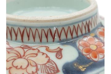 江戸期　古伊万里　色絵　染付　花盆文　朱色の多様な花絵が愛くるしい8寸深鉢(花籠文、和食器)(R-061816)
