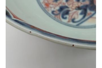 江戸期　古伊万里　色絵　染付　花盆文　朱色の多様な花絵が愛くるしい8寸深鉢(花籠文、和食器)(R-061816)