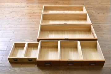 中古　漆塗り　浮造り　屋久杉の杢目が楽しめる上品な佇まいの整理箪笥(整理たんす、衣装箪笥、和たんす、和箪笥、引き出し、チェスト)(R-061827)