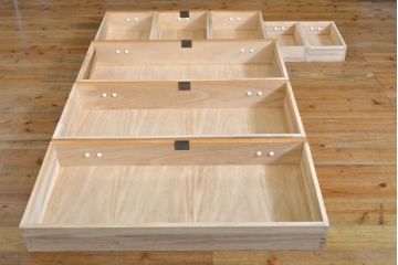 中古　漆塗り　浮造り　屋久杉の杢目が楽しめる上品な佇まいの整理箪笥(整理たんす、衣装箪笥、和たんす、和箪笥、引き出し、チェスト)(R-061827)