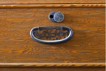 中古　漆塗り　浮造り　屋久杉の杢目が楽しめる上品な佇まいの整理箪笥(整理たんす、衣装箪笥、和たんす、和箪笥、引き出し、チェスト)(R-061827)