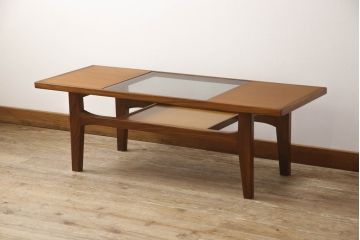 北欧ビンテージ　チーク材　Lloyd’s Antiques(ロイズ・アンティークス)取り扱い　G-PLAN(ジープラン)　ガラストップが格好良いローテーブル(リビングテーブル、センターテーブル、コーヒーテーブル、ヴィンテージ)(R-061828)
