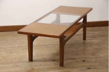 北欧ビンテージ　チーク材　Lloyd’s Antiques(ロイズ・アンティークス)取り扱い　G-PLAN(ジープラン)　ガラストップが格好良いローテーブル(リビングテーブル、センターテーブル、コーヒーテーブル、ヴィンテージ)(R-061828)