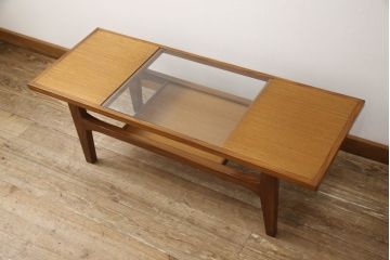 北欧ビンテージ　チーク材　Lloyd’s Antiques(ロイズ・アンティークス)取り扱い　G-PLAN(ジープラン)　ガラストップが格好良いローテーブル(リビングテーブル、センターテーブル、コーヒーテーブル、ヴィンテージ)(R-061828)