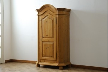 イギリスビンテージ　優しい木の温もりが感じられるパイン材製のワードローブ　(R-061832)