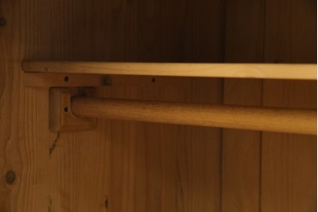 イギリスビンテージ　優しい木の温もりが感じられるパイン材製のワードローブ　(R-061832)
