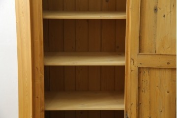 イギリスビンテージ　優しい木の温もりが感じられるパイン材製のワードローブ　(R-061832)