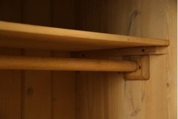 イギリスビンテージ　優しい木の温もりが感じられるパイン材製のワードローブ　(R-061832)