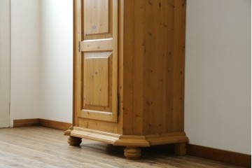 イギリスビンテージ　優しい木の温もりが感じられるパイン材製のワードローブ　(R-061832)