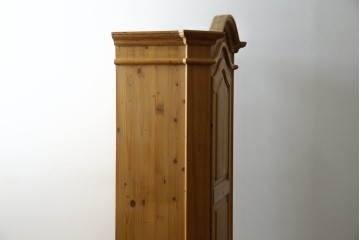 イギリスビンテージ　優しい木の温もりが感じられるパイン材製のワードローブ　(R-061832)