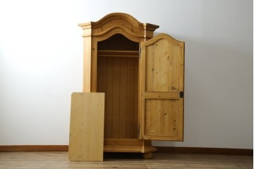 イギリスビンテージ　優しい木の温もりが感じられるパイン材製のワードローブ　(R-061832)